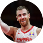 Jugador de baloncesto Victor Claver con al selección española
